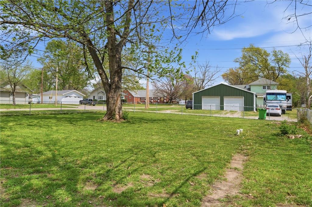 933 N Cedar Street Property Photo 6