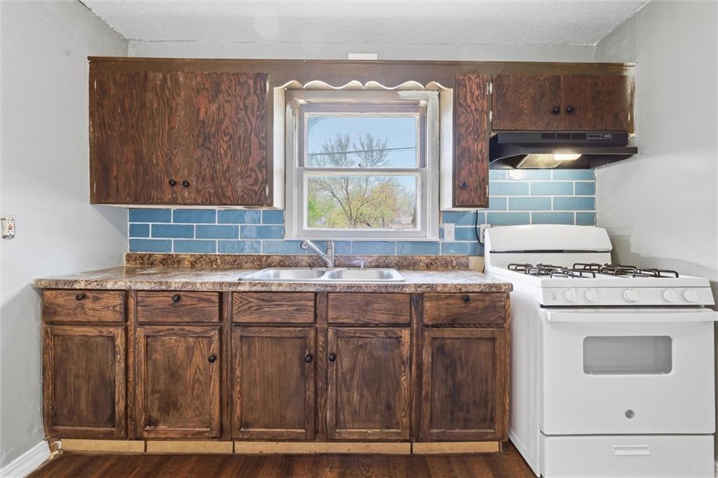 933 N Cedar Street Property Photo 11