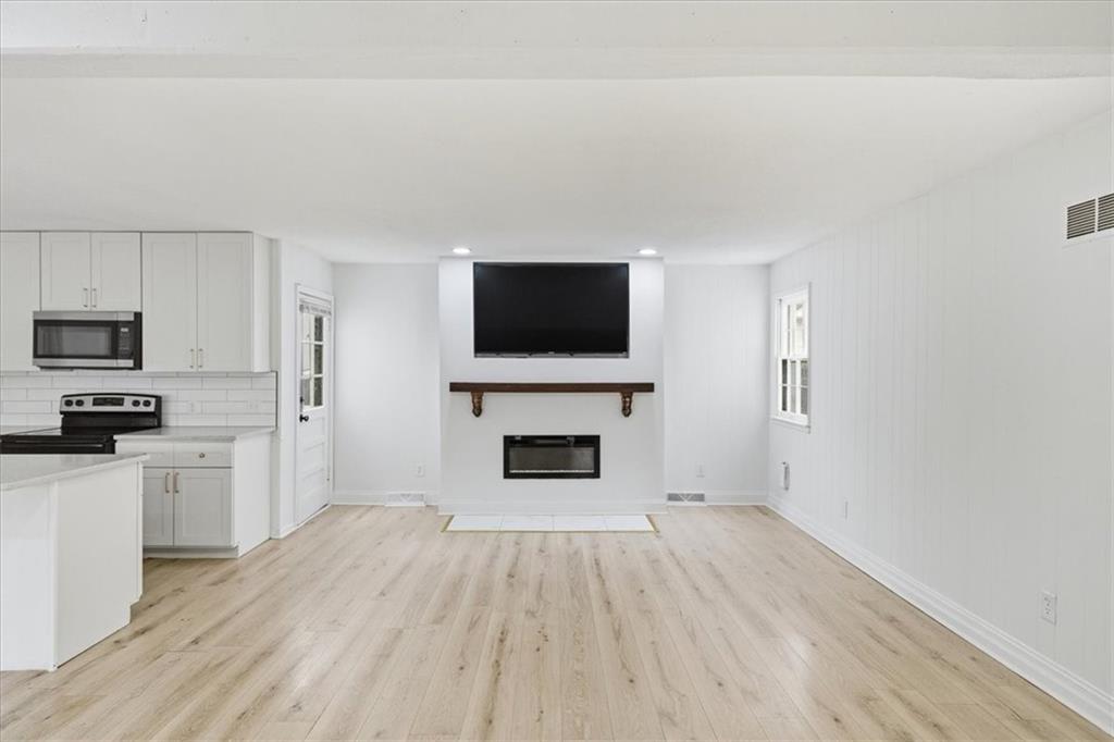 12816 Overhill Avenue Property Photo 4