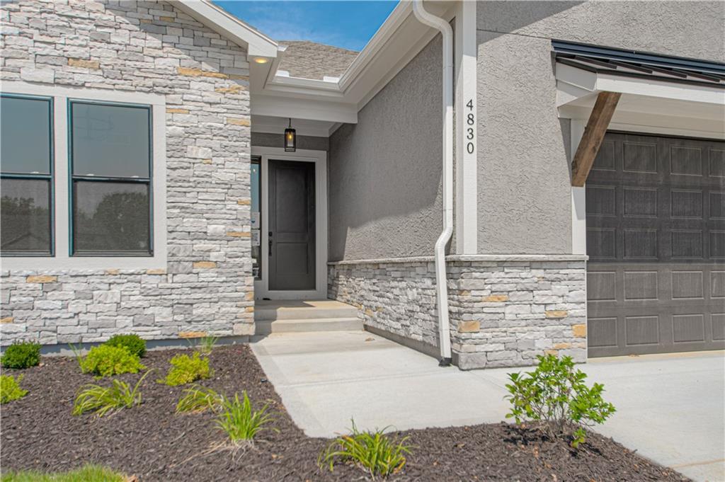 4830 Nw Huonker Court Property Photo 3