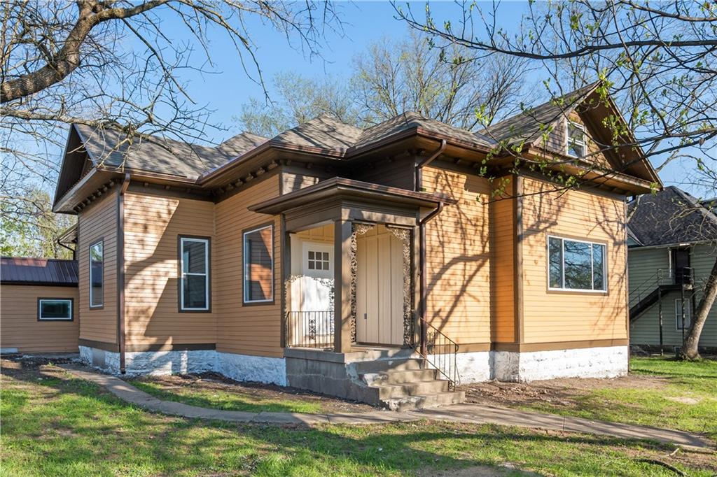 903 S Grand Avenue Property Photo 1