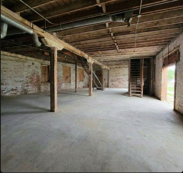 512 E Monroe Street Property Photo 8
