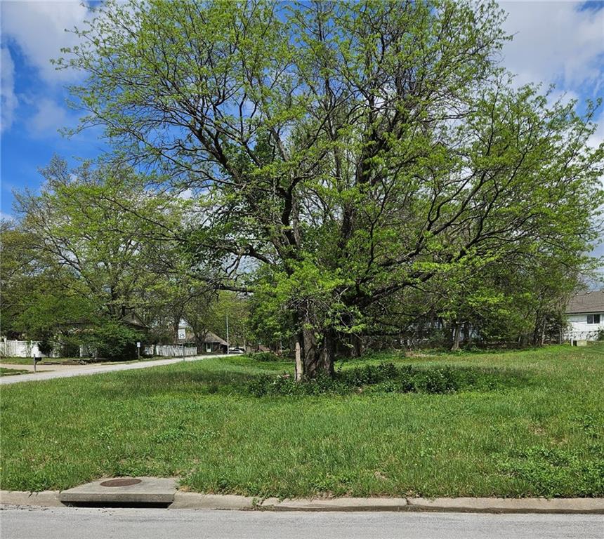 13400 E 53rd Terrace Property Photo 3