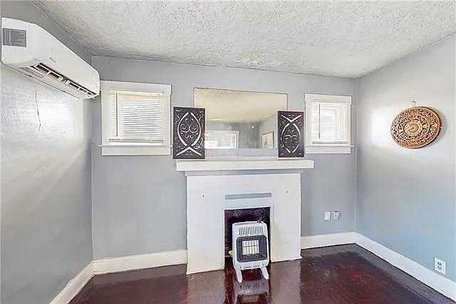 4028 E 68th Terrace Property Photo 4