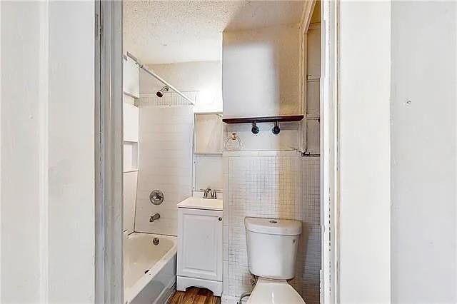 4028 E 68th Terrace Property Photo 9