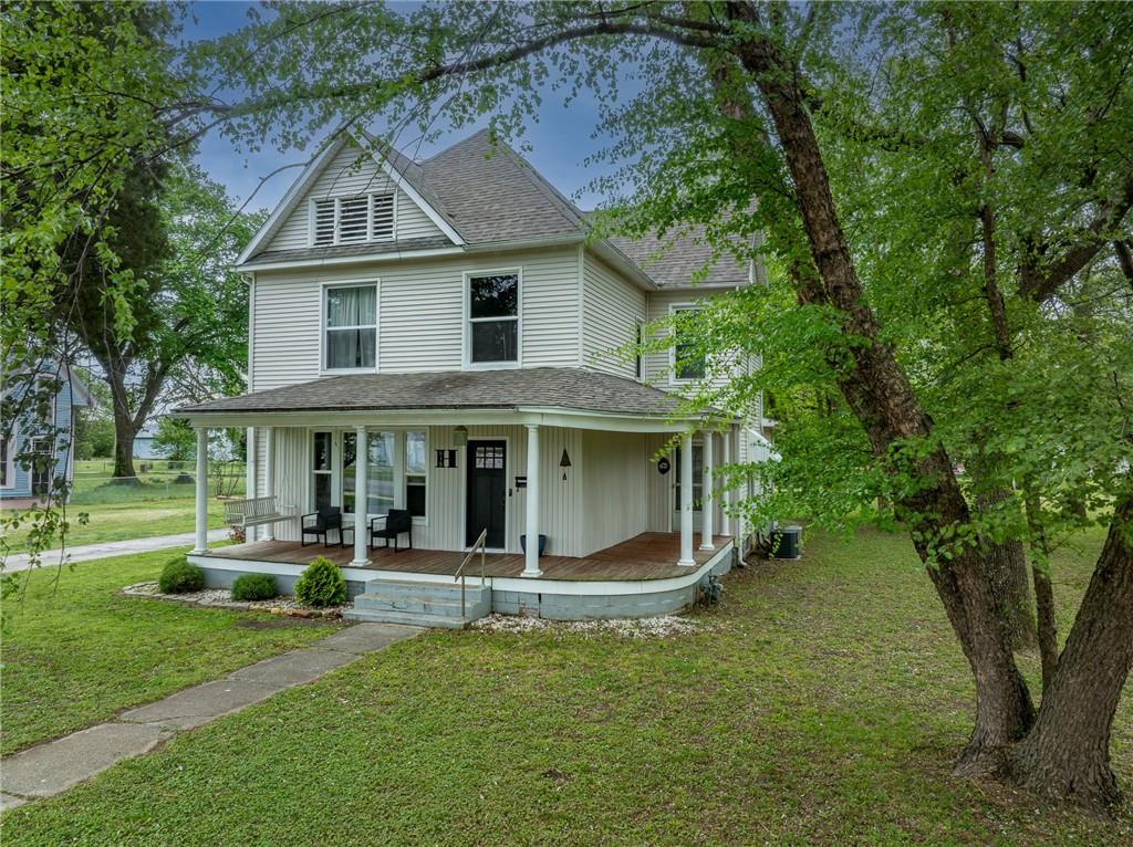 618 E Maple Street Property Photo 1