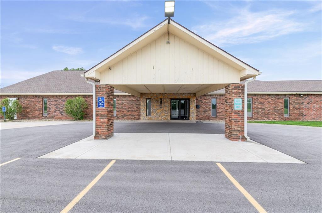 12320 Parallel Parkway Property Photo 3