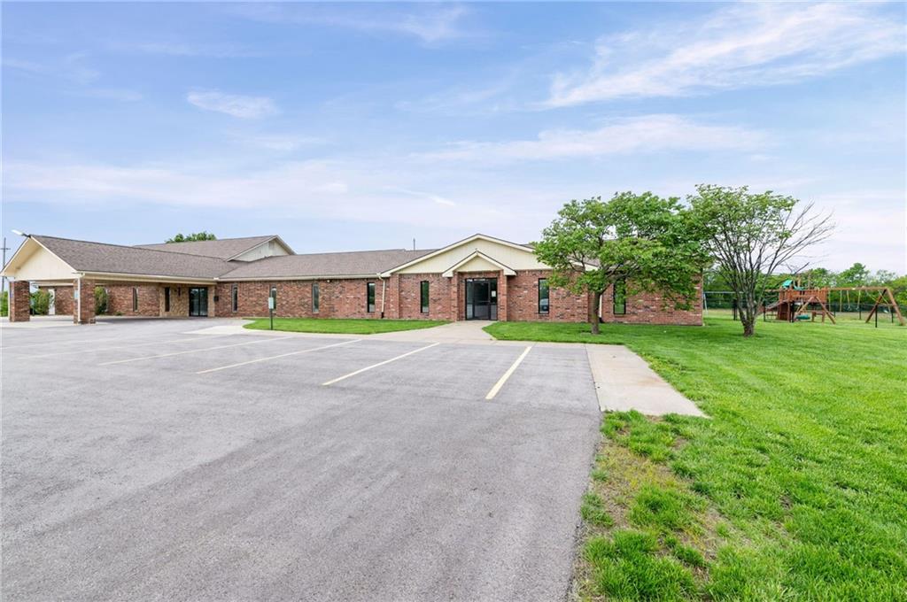 12320 Parallel Parkway Property Photo 6
