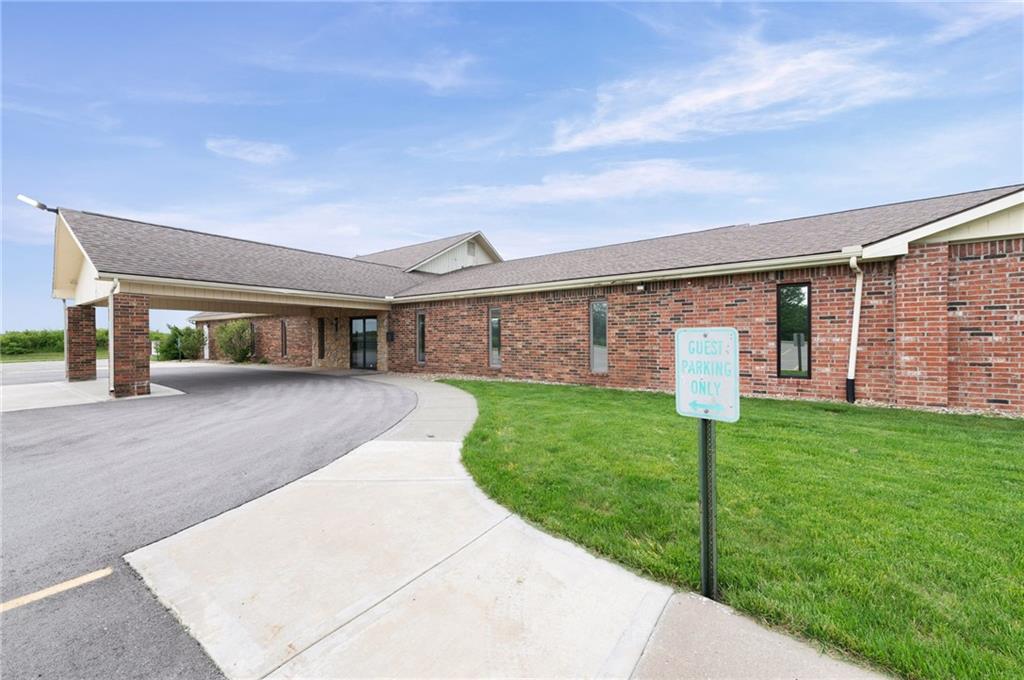 12320 Parallel Parkway Property Photo 8