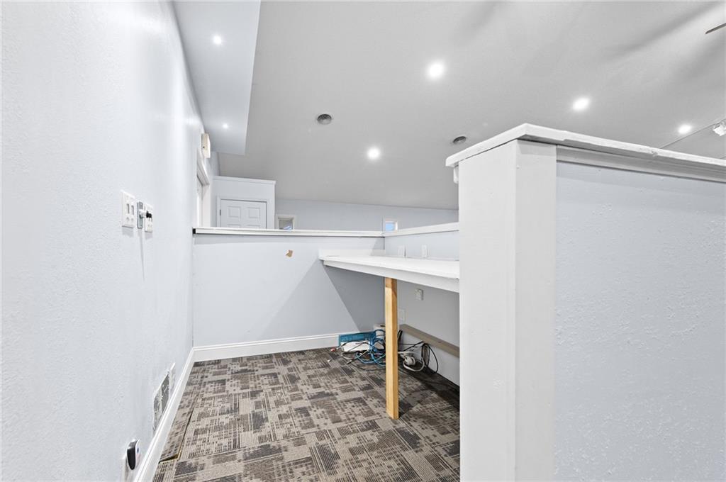 12320 Parallel Parkway Property Photo 21
