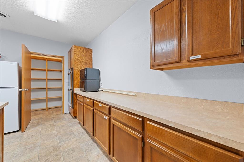 12320 Parallel Parkway Property Photo 43