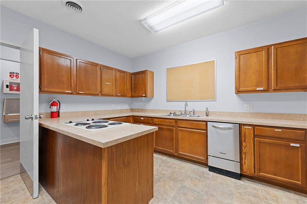 12320 Parallel Parkway Property Photo 44