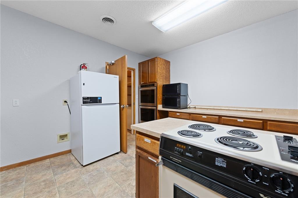 12320 Parallel Parkway Property Photo 45