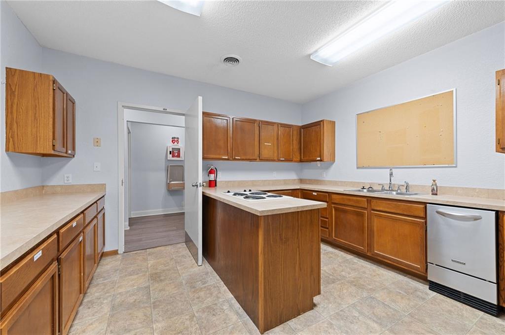 12320 Parallel Parkway Property Photo 46