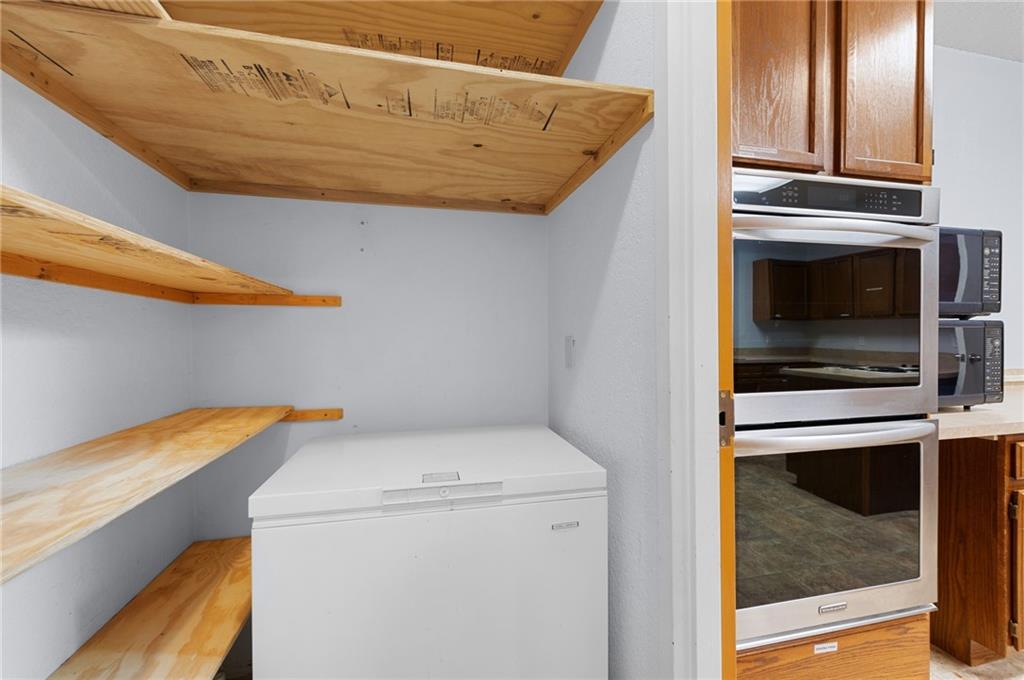 12320 Parallel Parkway Property Photo 47