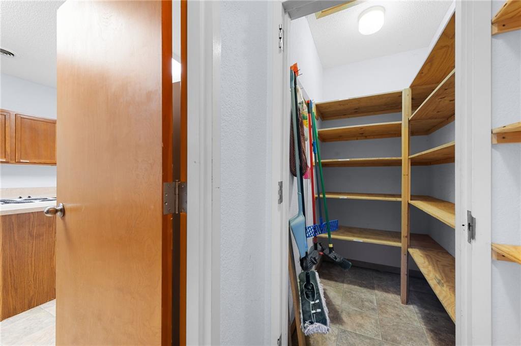 12320 Parallel Parkway Property Photo 48