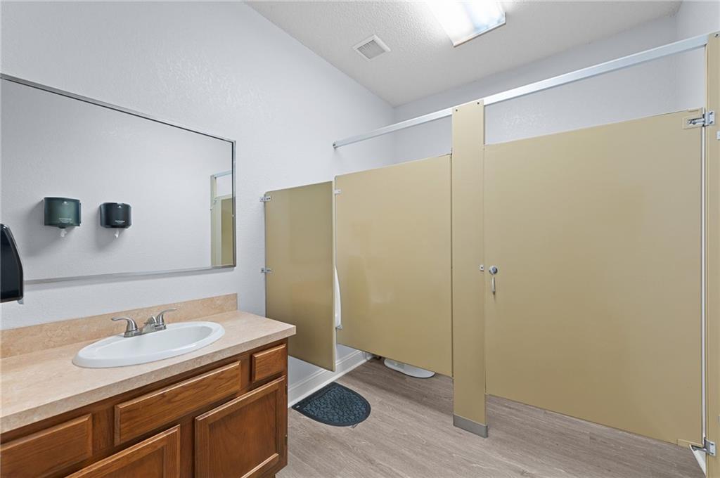 12320 Parallel Parkway Property Photo 51