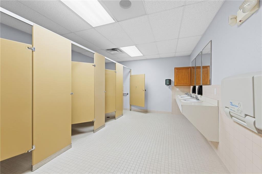12320 Parallel Parkway Property Photo 63