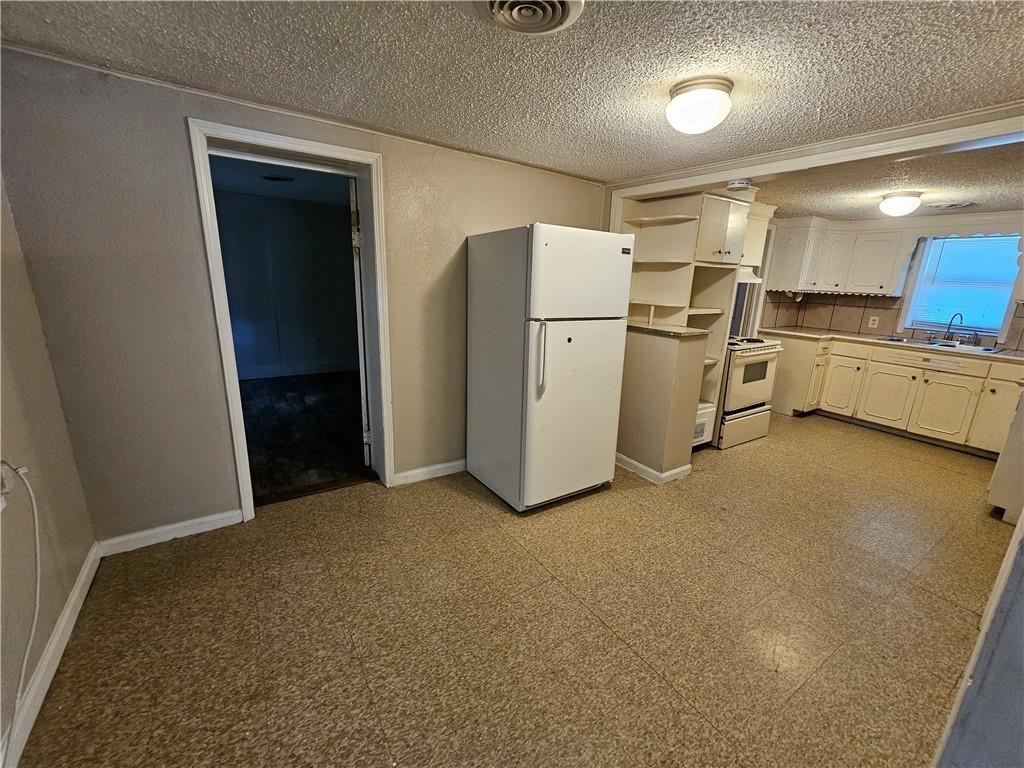 808 N Emery Street Property Photo 4