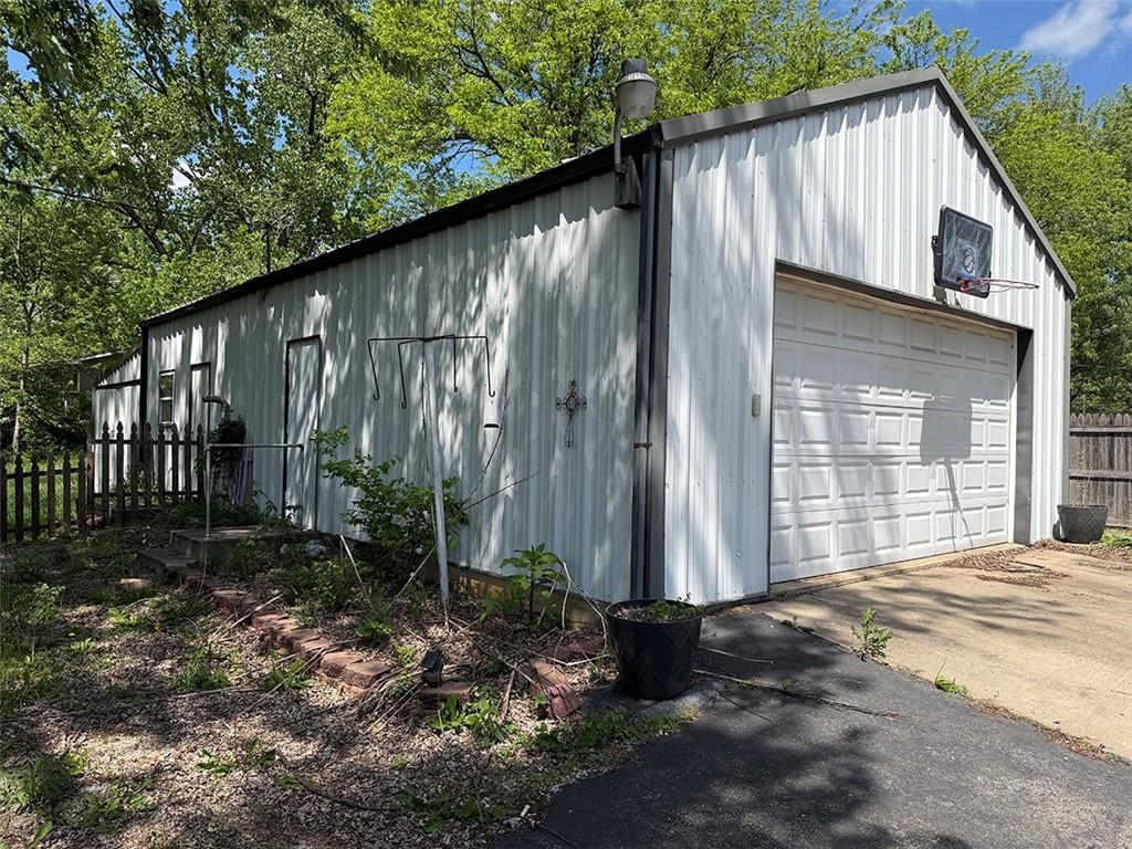 232 S County Line Road Property Photo 5