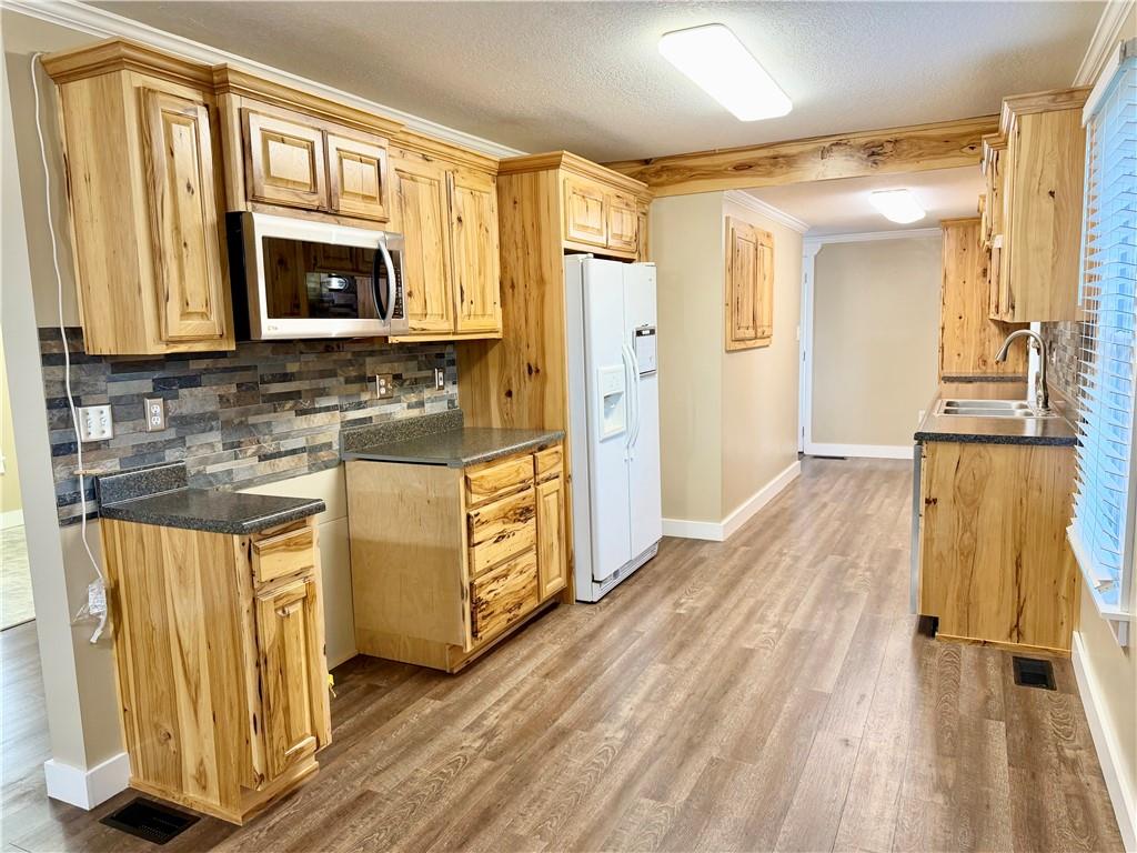 110 E Walnut Street Property Photo 4