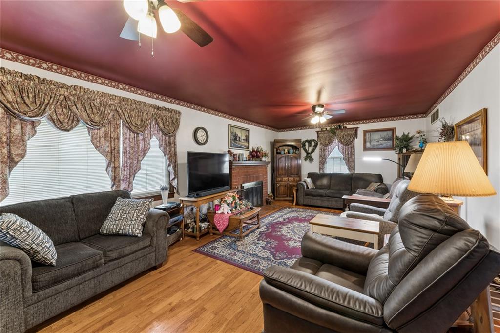 1015 S Saint Louis Street Property Photo 8