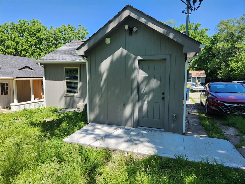 3013 E 77 Terrace Property Photo 7
