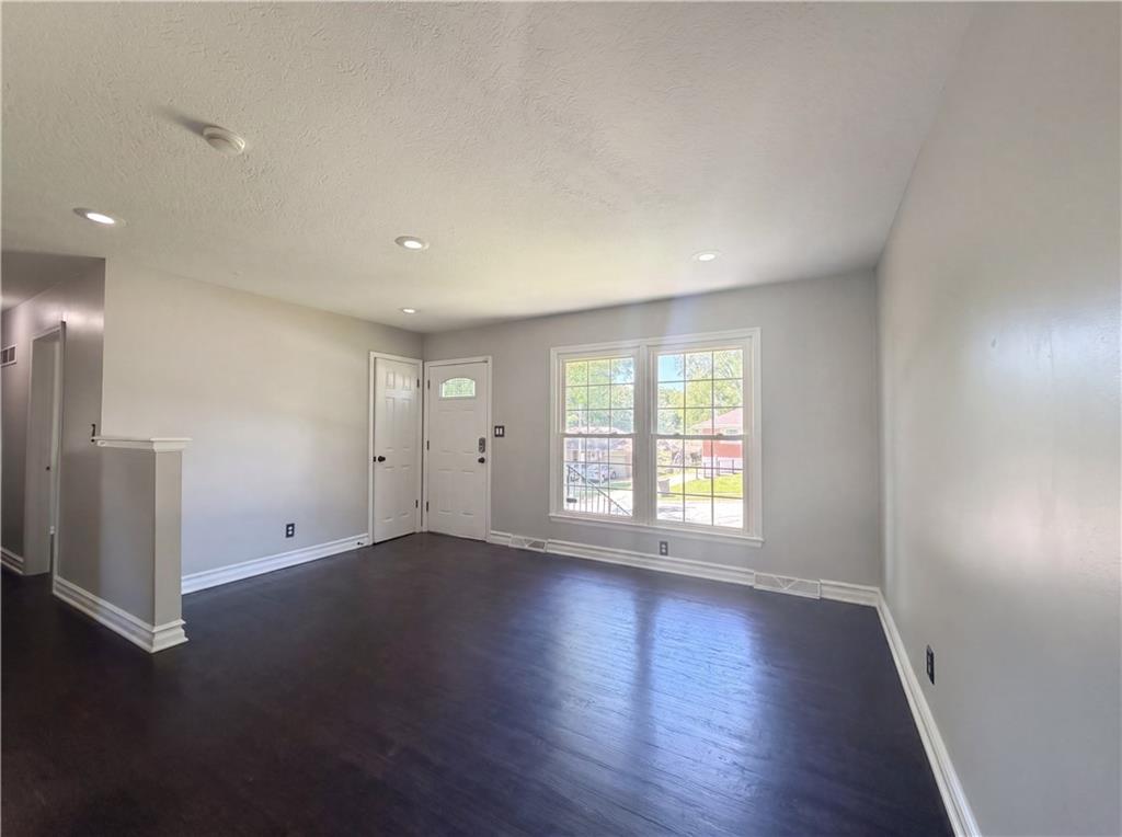 3809 S Drumm Avenue Property Photo 3