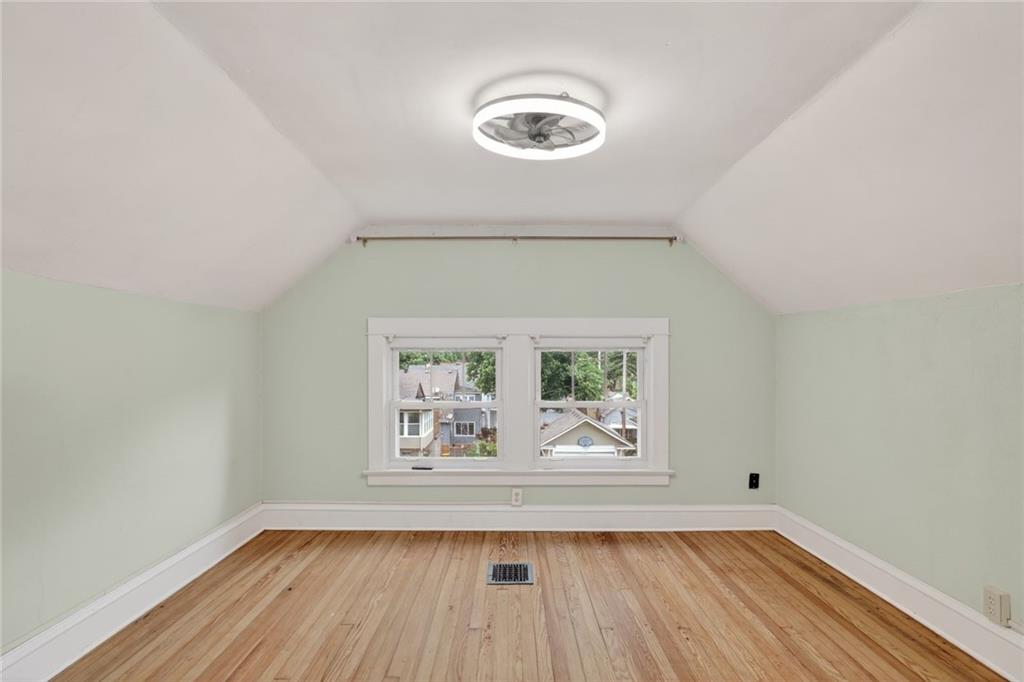 907 W 32nd Street Property Photo 28