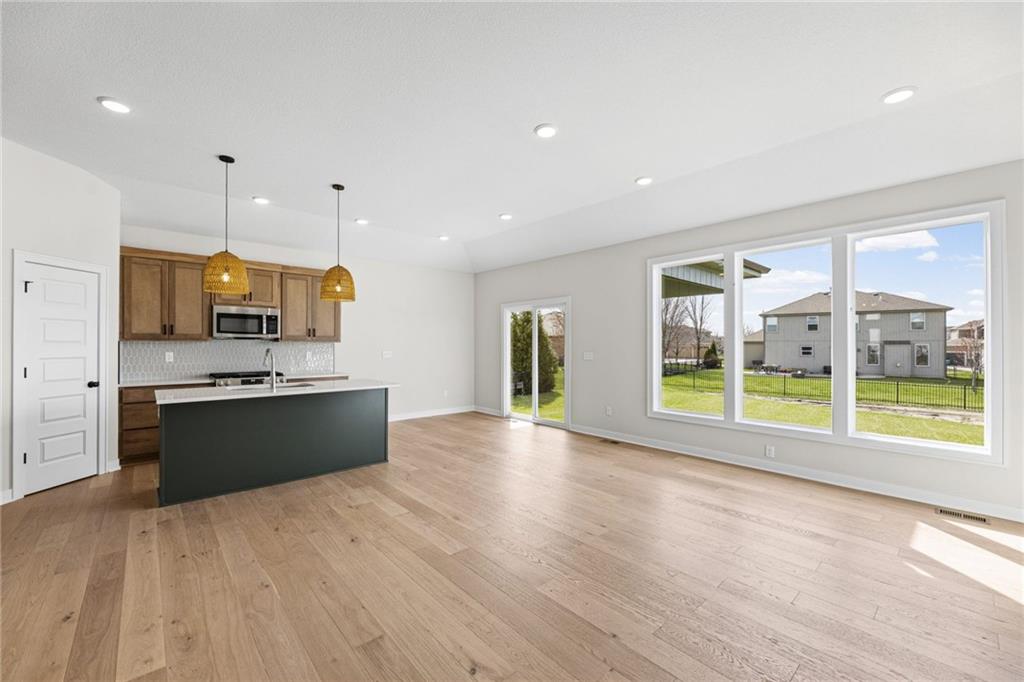 12172 Emerald Street Property Photo 8