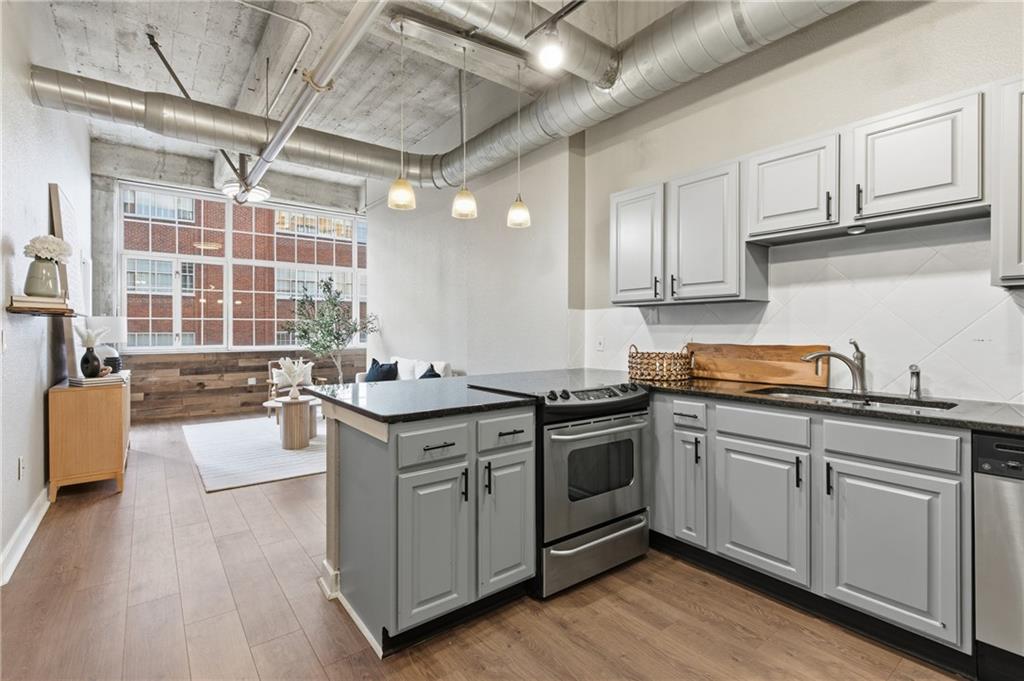 321 W 7th Street Property Photo 1