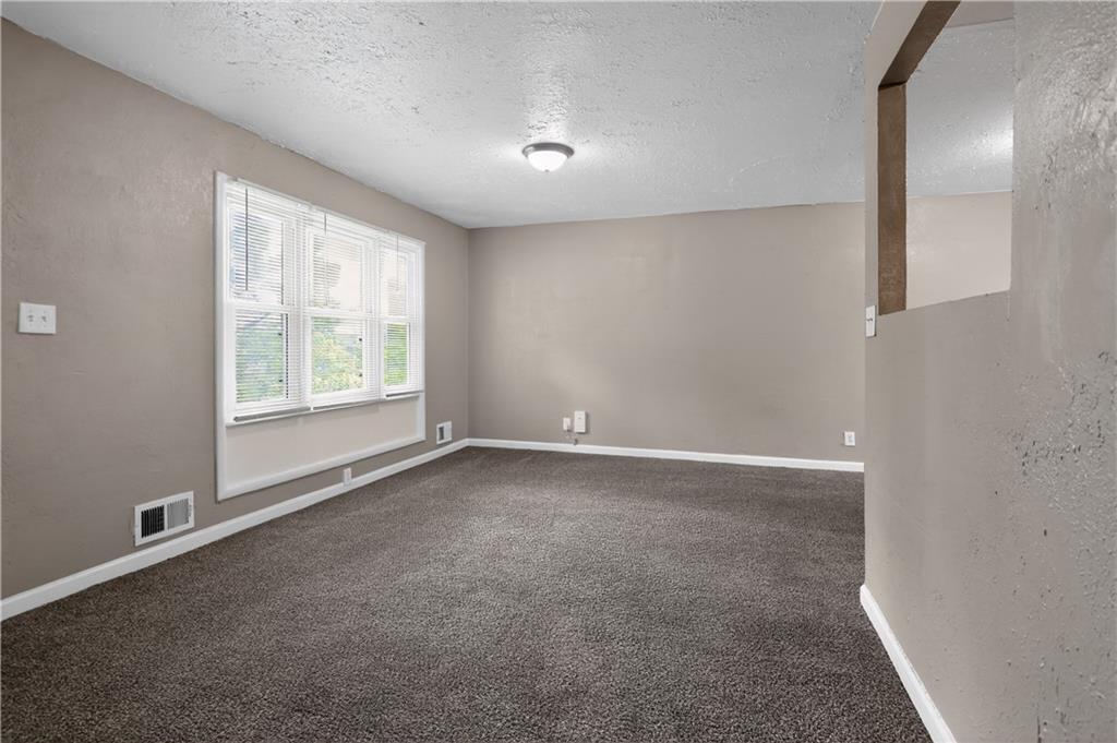 3900 E 47th Terrace Property Photo 9