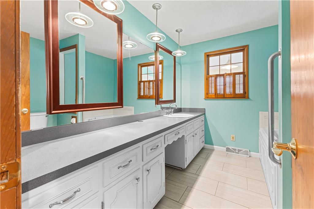 1902 Park Ridge Drive Property Photo 18
