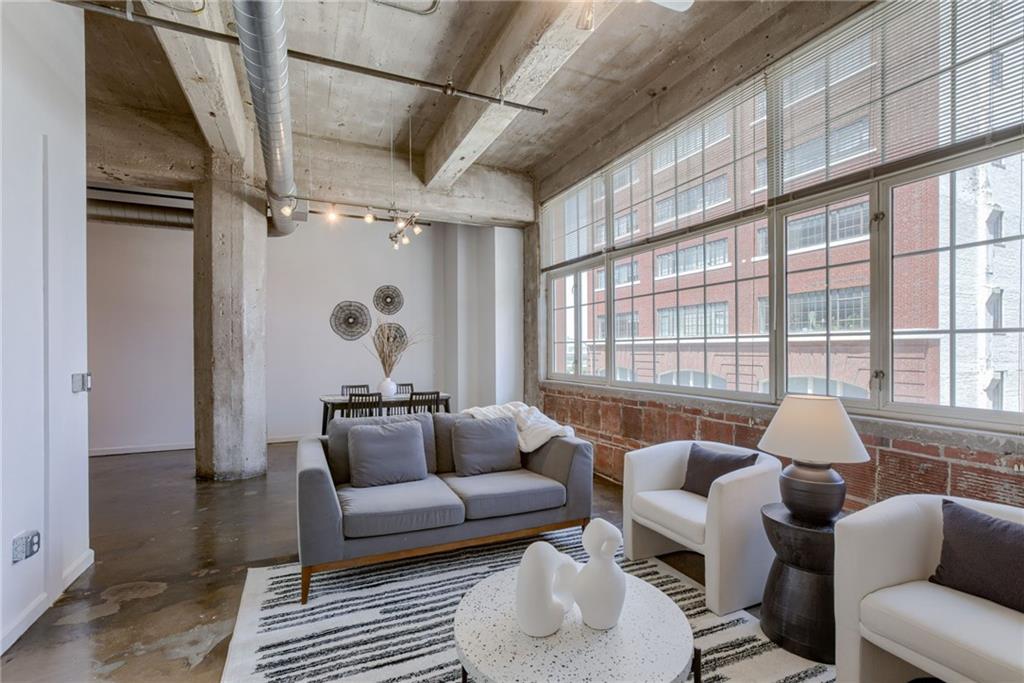 321 W 7th Street Property Photo 4