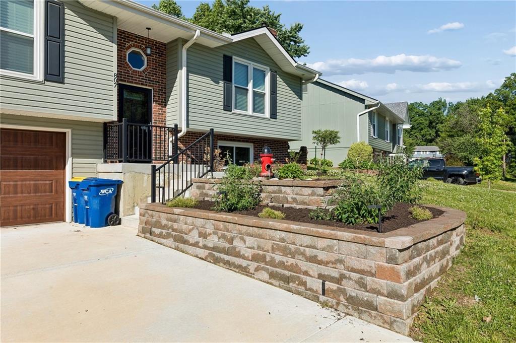 807 E Summit Street Property Photo 2