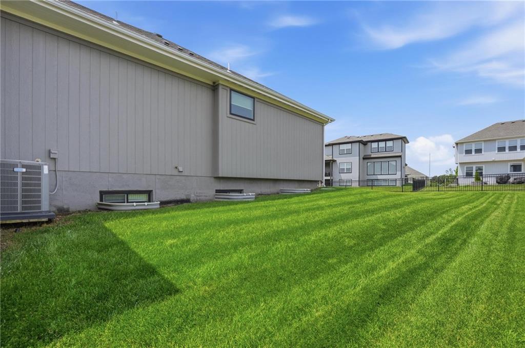 330 Nw Ambersham Drive Property Photo 47