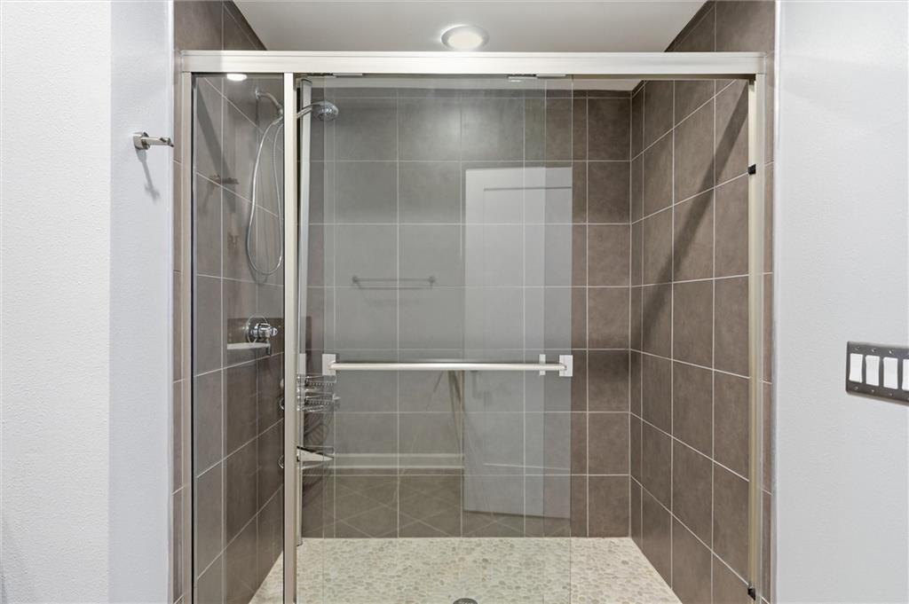 4521 Wornall Road Property Photo 27