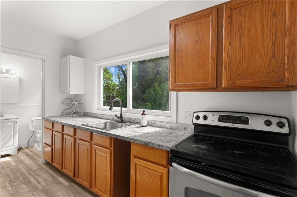 2843 Parkwood Boulevard Property Photo 11