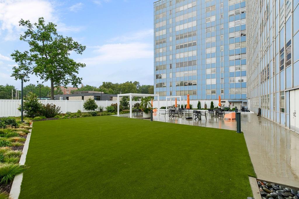 333 W Meyer Boulevard Property Photo 1