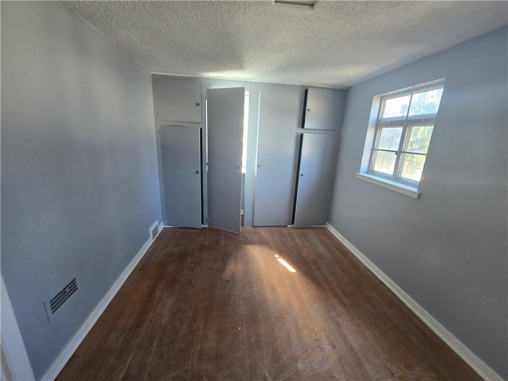 4405 N Oak Trafficway Property Photo 6