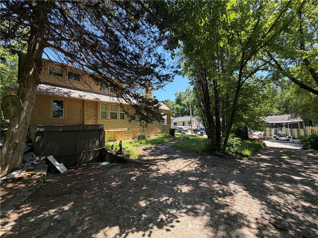 3416 E 58th Terrace Property Photo 11