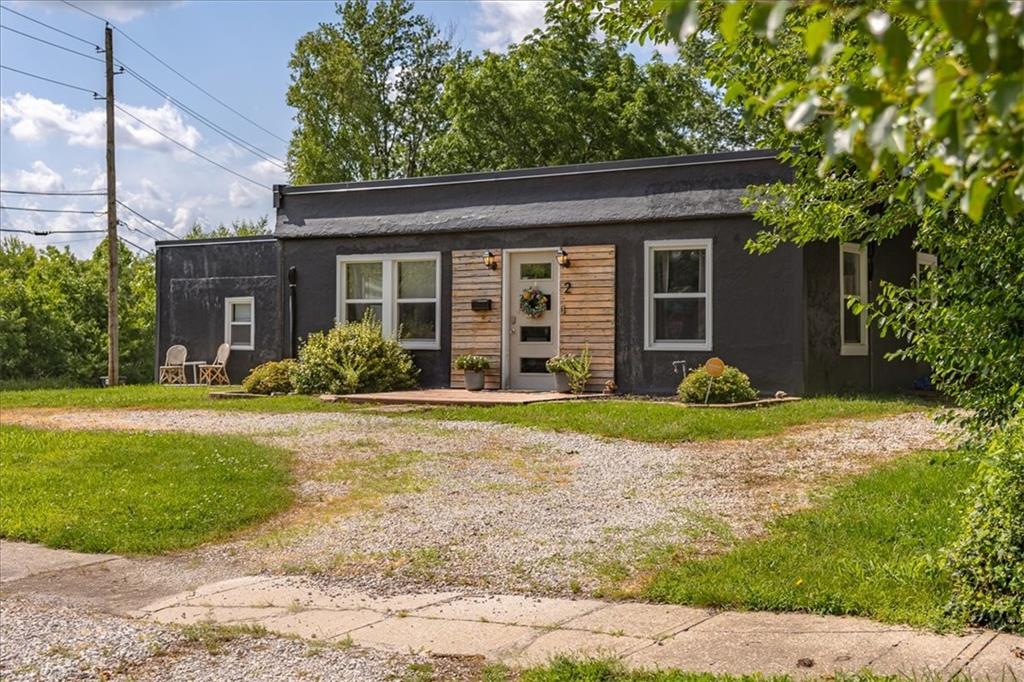 2 Ne Vine Street Property Photo 3