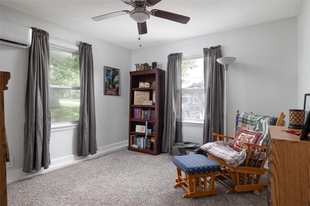 2 Ne Vine Street Property Photo 8