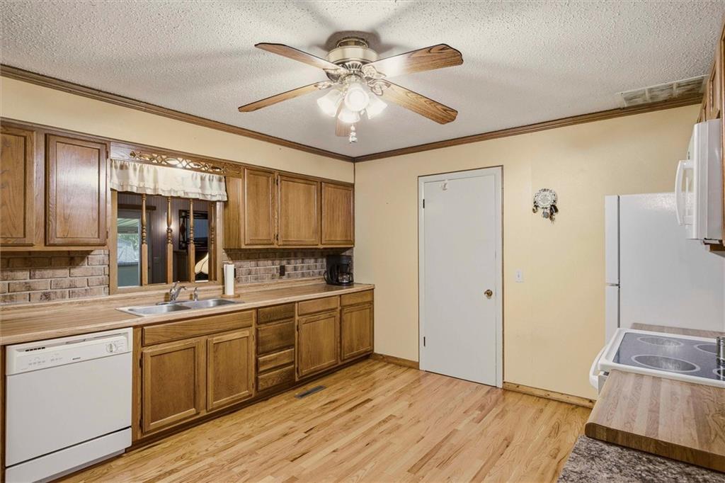818 N Houston Street Property Photo 6