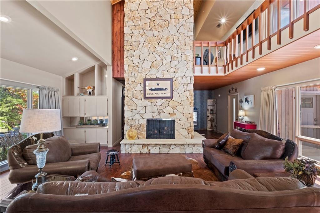 402 Lees Circle Drive Property Photo 2