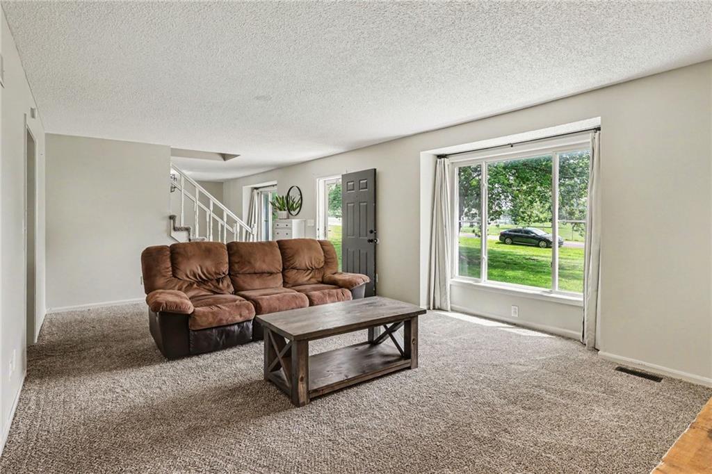 702 Howard Road Property Photo 4
