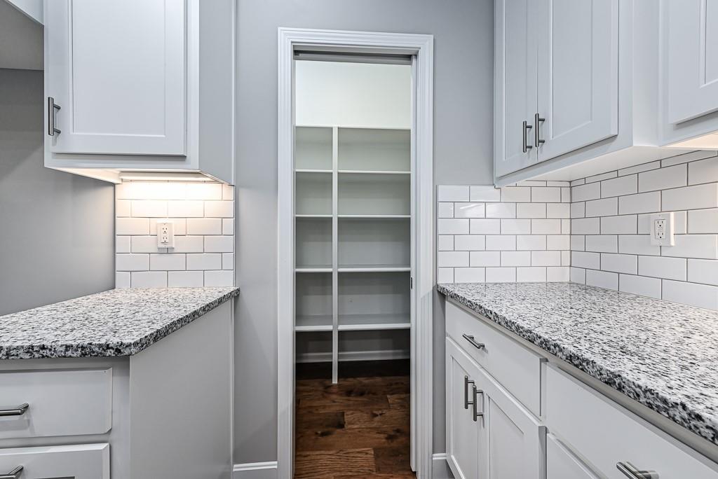 15601 Austin Court Property Photo 8