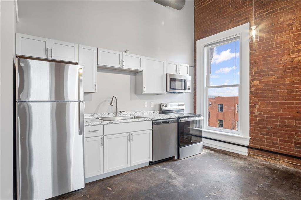 113 W 5th Street Property Photo 4