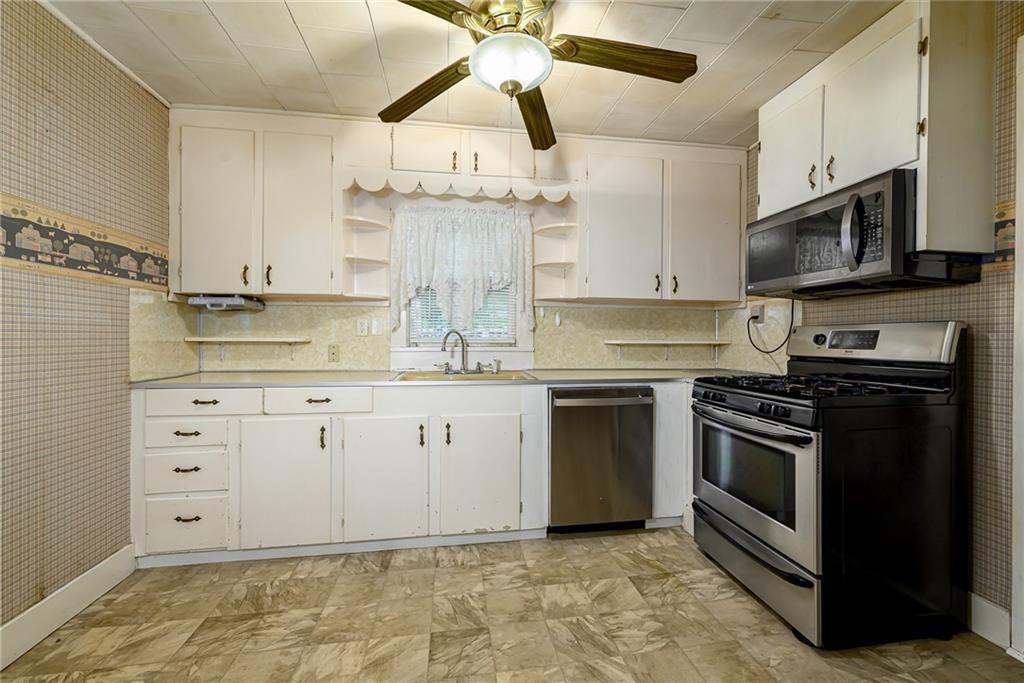110 E 3rd Street Property Photo 5
