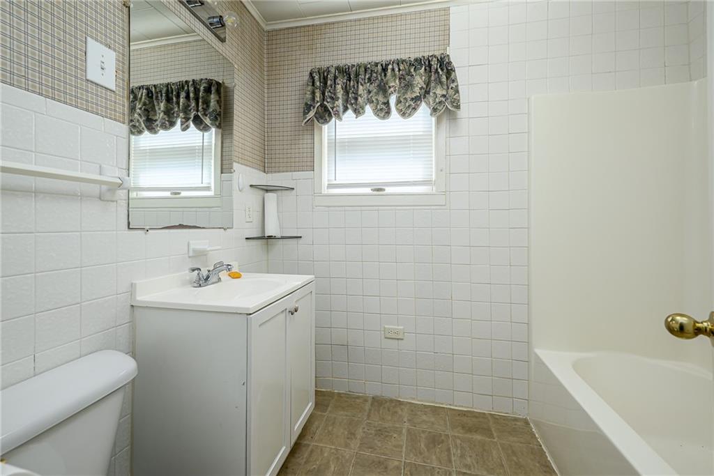 110 E 3rd Street Property Photo 8